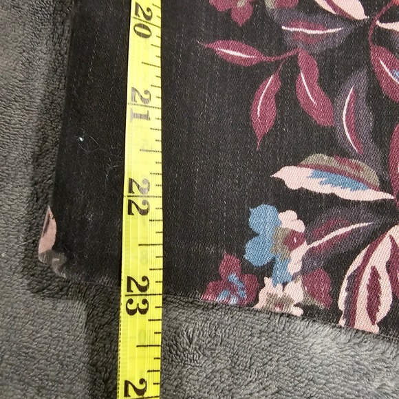 Bandolino Women's Floral Print Capri Cropped Jeans - Picture 7 of 7